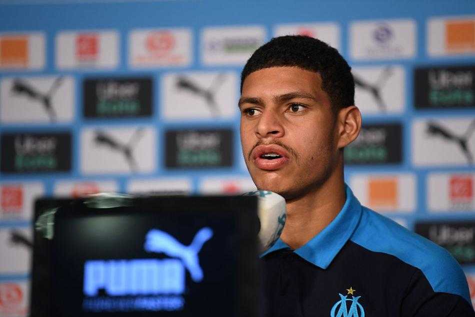 身披马赛全新战袍的路易斯-恩里克，在球场上奋力奔跑，仿佛要追逐每一个飞向球门的机会，充满了年轻的活力。