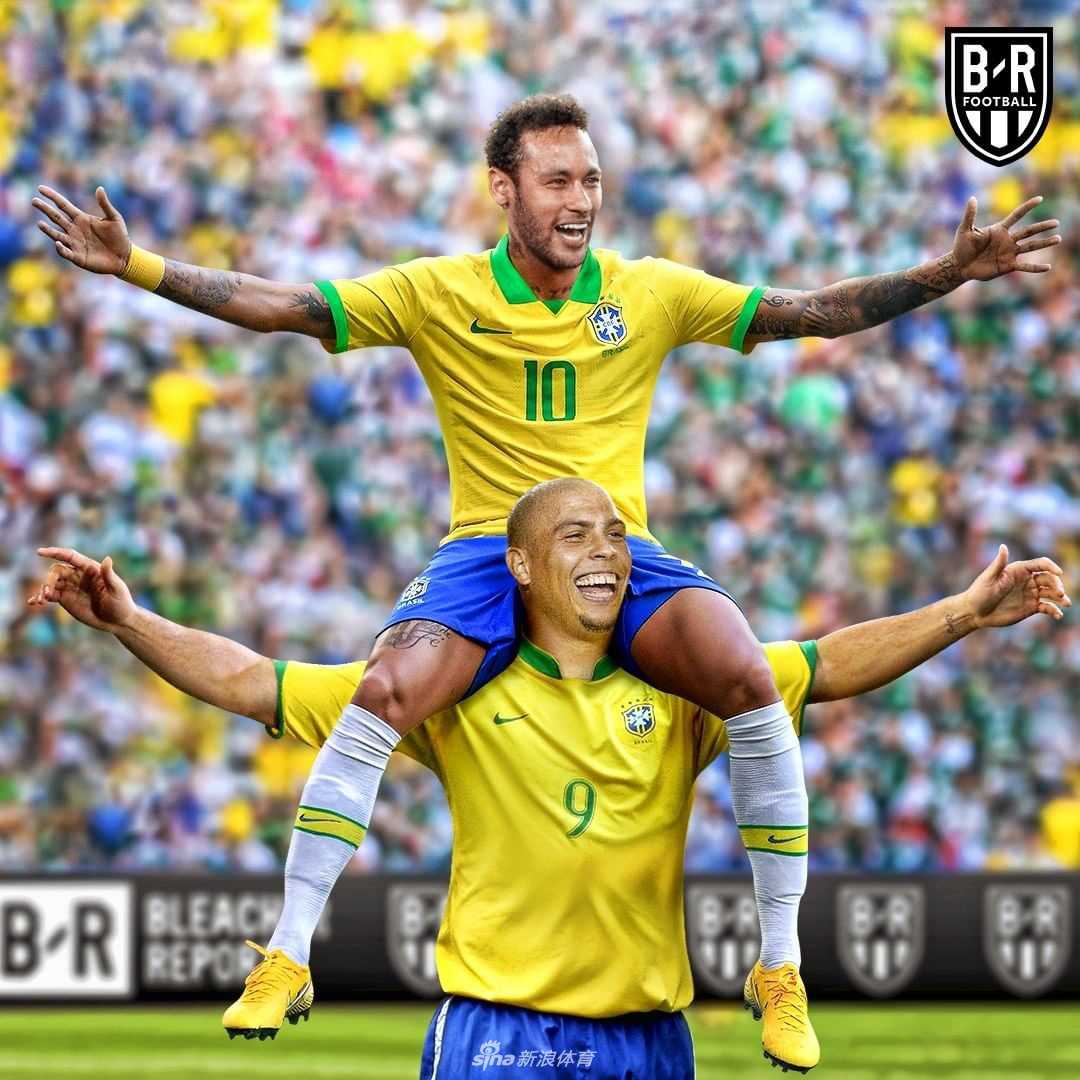 面对秘鲁队的严密防守，内马尔轻巧地将皮球挑起，试图在人群中找到通往球门的缝隙，这一刻他仿佛在刀尖上起舞。