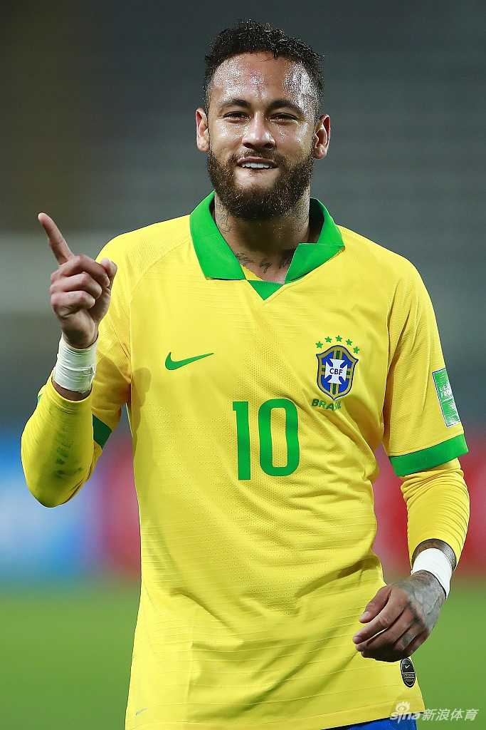 打入扳平点球后，内马尔做出了罗纳尔多经典的“摇手指”庆祝动作，向自己的偶像和即将超越的传奇表达敬意。