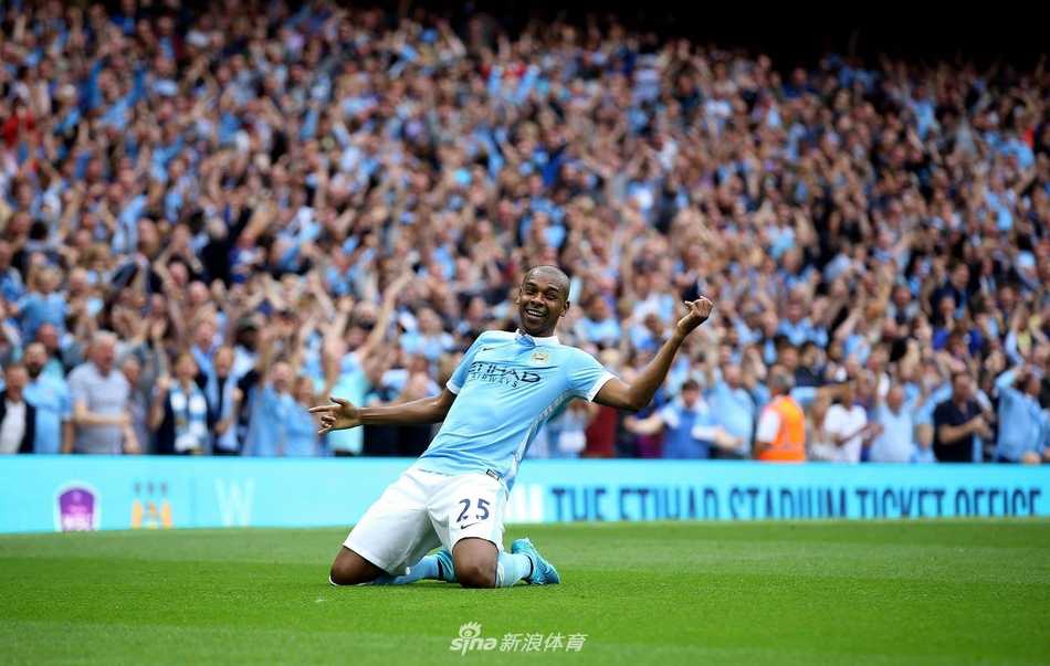 库蒂尼奥摆开架势正准备轰出一记标志性的远射，皮球在空中划出美妙弧线，门将奋力扑救却鞭长莫及，这幅画面完美定格了“穿云箭”的威力与美感。