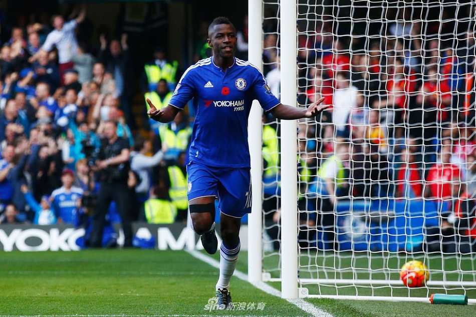 热苏斯在禁区内机敏跑位后起脚射门，眼神专注，防守球员只能目送皮球飞向球门，展现了这位曼城前锋作为禁区杀手的敏锐嗅觉和冷静一击。