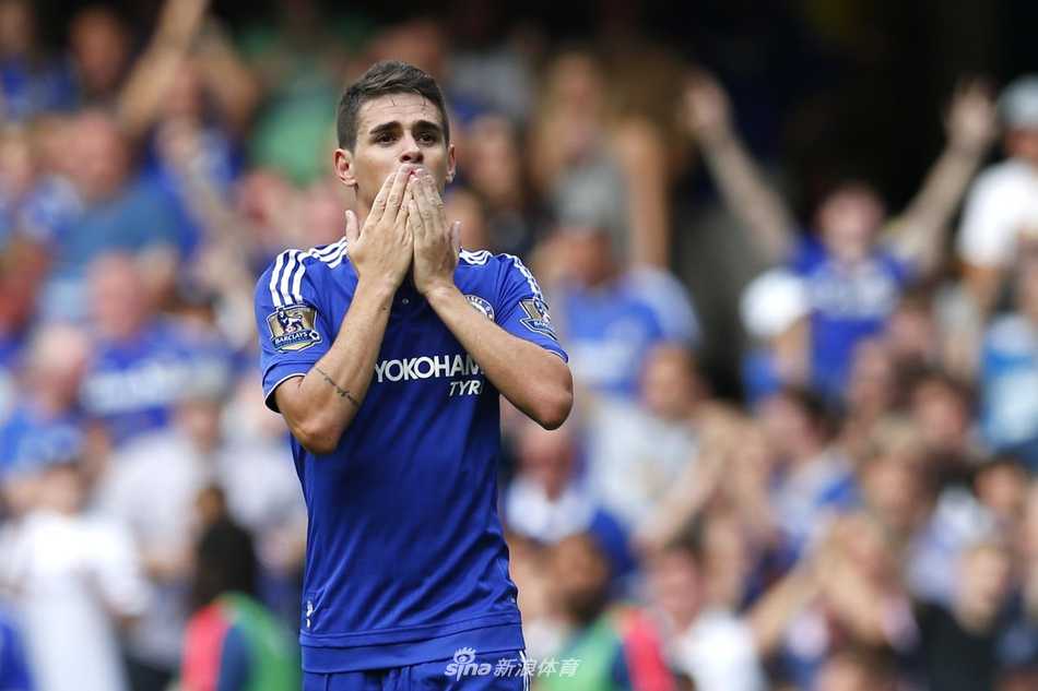 理查利森身披埃弗顿战袍，在古迪逊公园球场激情滑跪庆祝，草皮在他身后飞溅，脸上的表情写满了进球的狂喜和对胜利的渴望。