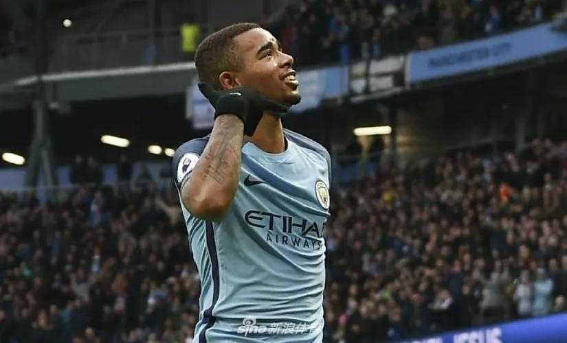 威廉身穿切尔西蓝色球衣，正在主罚任意球，他的目光越过人墙锁定球门，整个画面充满了紧张感，预示着一道美丽的弧线即将划过天际。