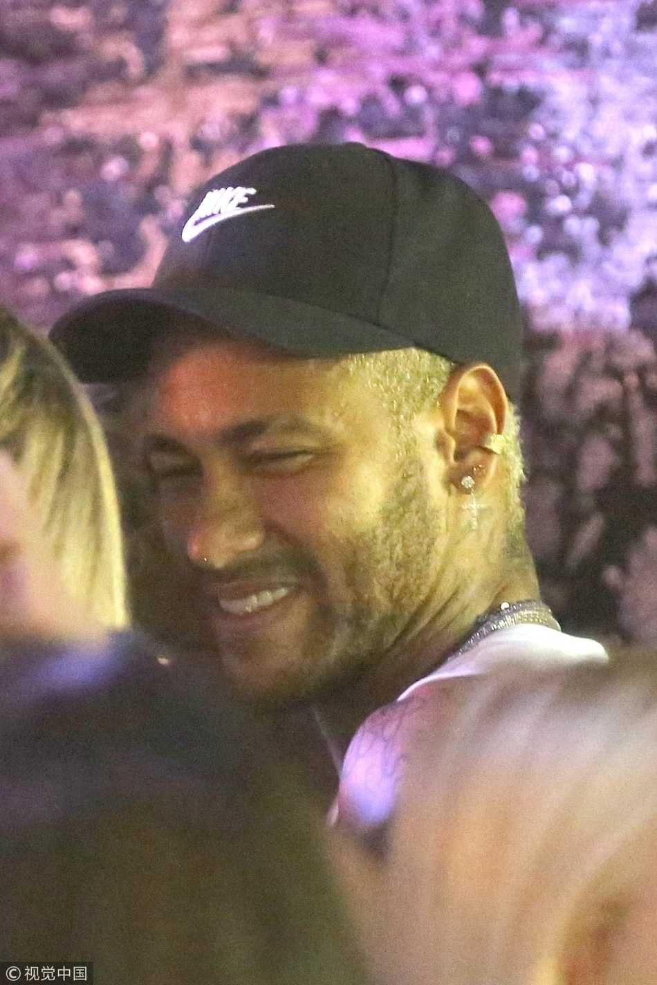 内马尔微眯双眼，嘴角上扬，在这光影交错的狂欢夜，他尽情享受着桑巴舞曲带来的灵魂共鸣，仿佛整个世界都随着节奏摇摆。