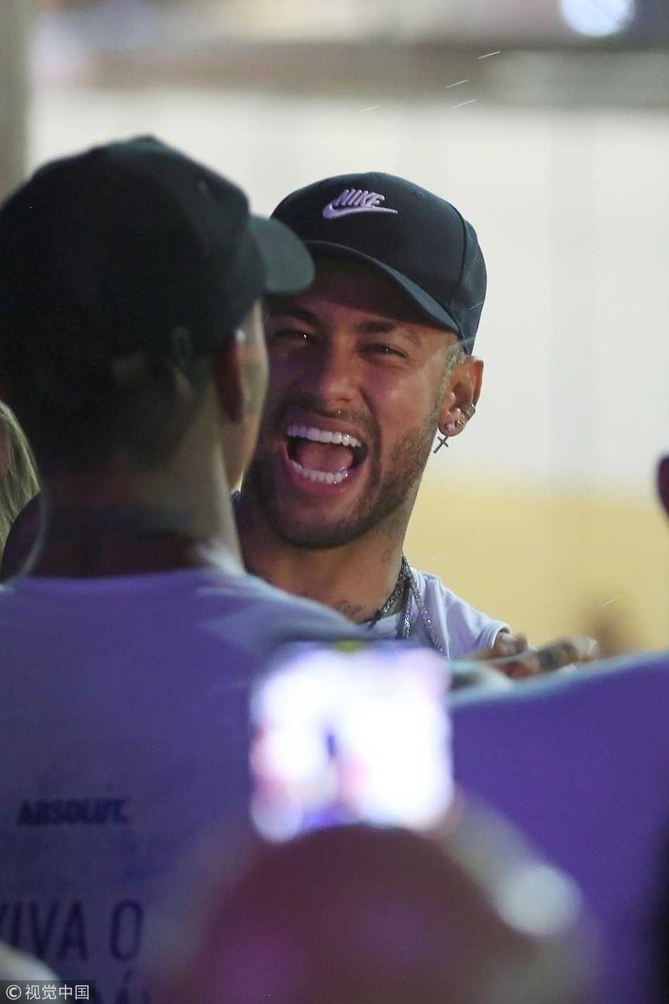 从包厢角度俯瞰桑巴大道，人山人海的热浪与华丽的彩车交织成一片，内马尔站在VIP区域，仿佛置身于一个巨大的梦境，见证着巴西最狂野的夜晚。