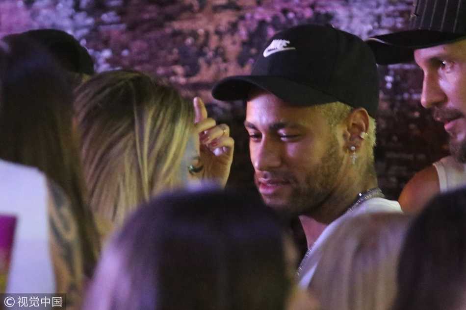 在豪华游艇的甲板上，内马尔身着他标志性的宽松印花衬衫，身旁围绕着几位身着比基尼的友人，海风轻拂，阳光洒在他惬意的脸庞上，这一刻的他是彻底放松的。