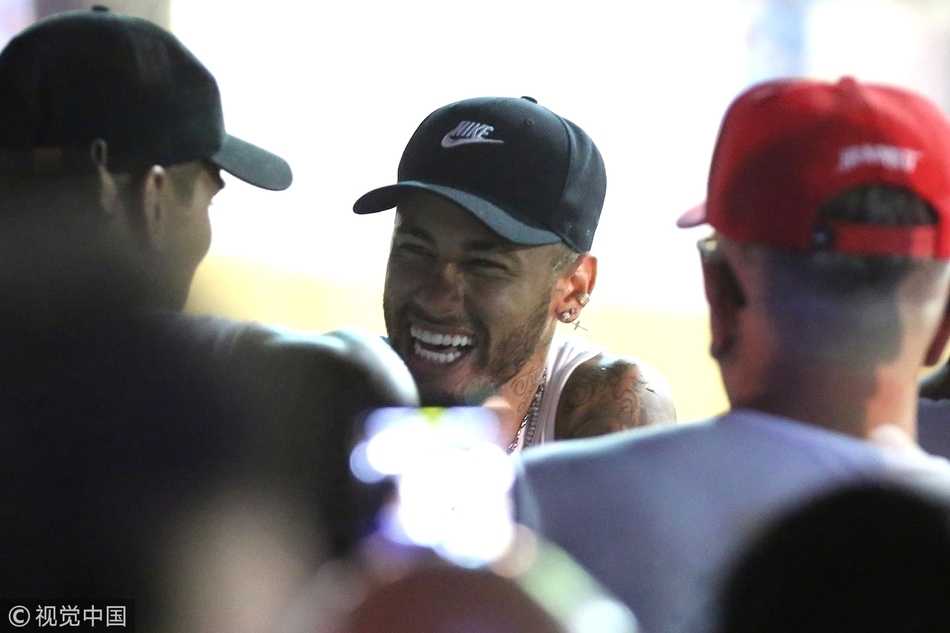 伴随着激昂的鼓点，内马尔在包厢内站起身，双手随着节奏打着节拍，身边的人群簇拥着他，这位足球天才在这一刻不再是球员，而是狂欢节的一部分。