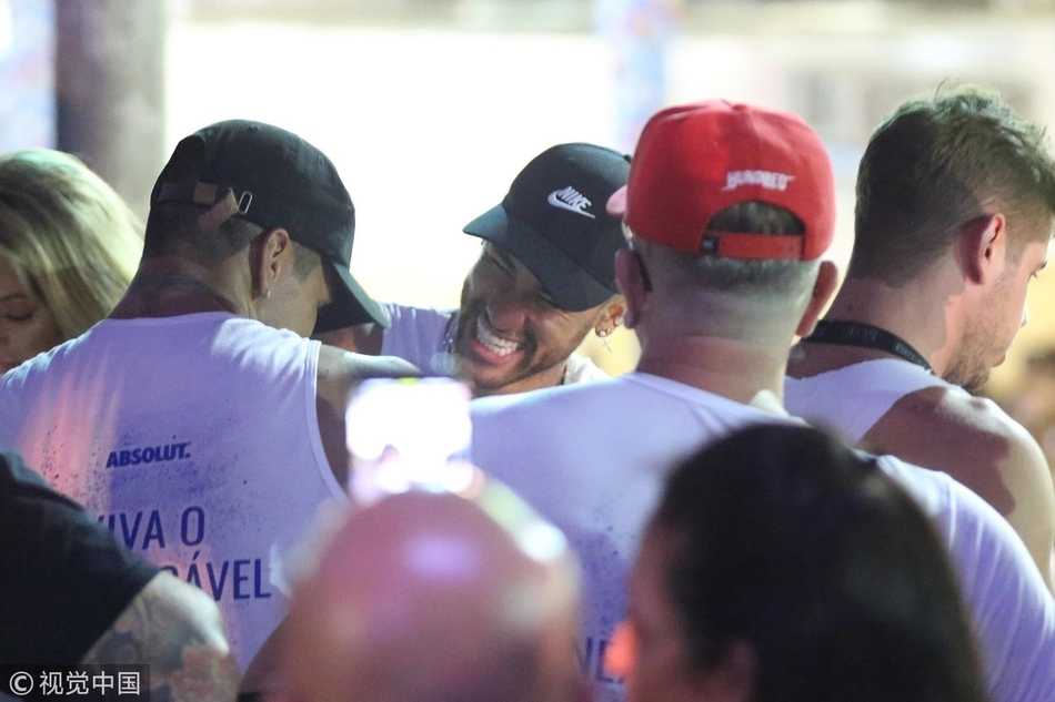 镜头拉远，内马尔站在派对人群的中心，身旁美女如云，他面带微笑，举起手中的饮品，向镜头致意，这一瞬间被永久定格，成为了他狂欢节记忆的完美注脚。