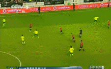 小罗在高速带球中突然送出直塞，皮球如利刃般穿透整条防线，精准地滚到队友脚下，形成了绝佳的单刀机会。