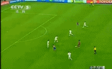 小罗在禁区前沿拿球，面对多人包夹，他巧妙地将球挑起，然后用一记不转身的倒勾传球，将球送至门前无人看防的队友头顶。