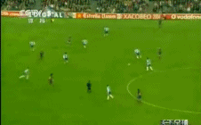 小罗在中圈附近背身拿球，感觉到来自身后的逼抢，他没有停球，直接用外脚背轻轻一弹，将球精准地转移到了空当处的队友脚下。