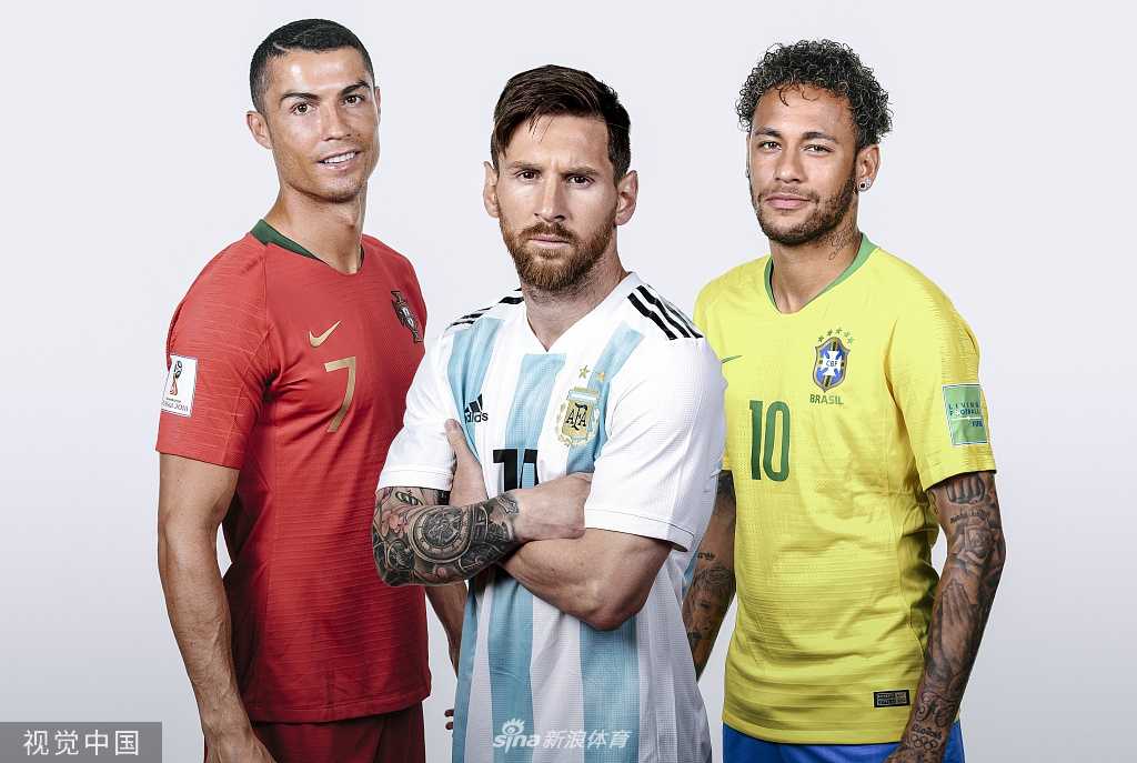 内马尔身穿深色西装外套，内搭简约T恤，举手投足间散发着成熟男人的魅力，仿佛从足球场走向时尚秀场