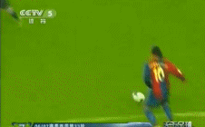 小罗在左边路拿球，面对防守球员做出踩单车的动作，随后突然变向加速下底，在皮球即将出底线的一瞬间，用左脚送出一记弧线优美的传中。