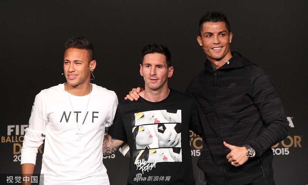 内马尔坐在室内，一只手轻抚下巴，眼神若有所思，完美诠释了他在绿茵场外作为时尚icon的深沉与自信