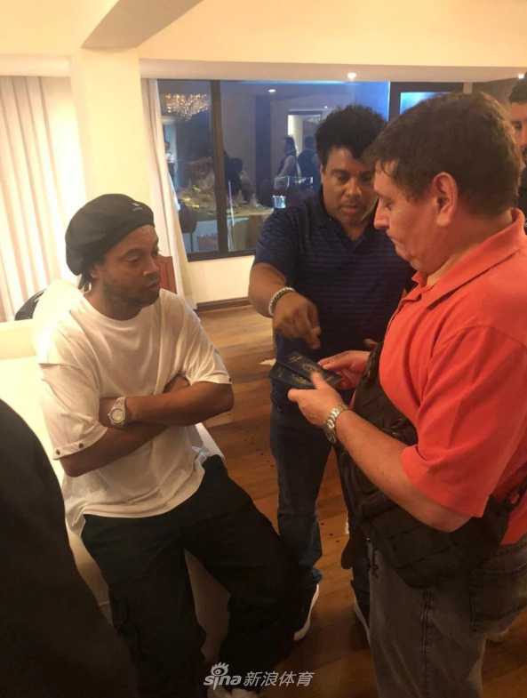 这张近距离拍摄的照片里，小罗脸上标志性的笑容已经消失，取而代之的是一脸疲惫与茫然，仿佛还未从假护照风波的震惊中回过神来。