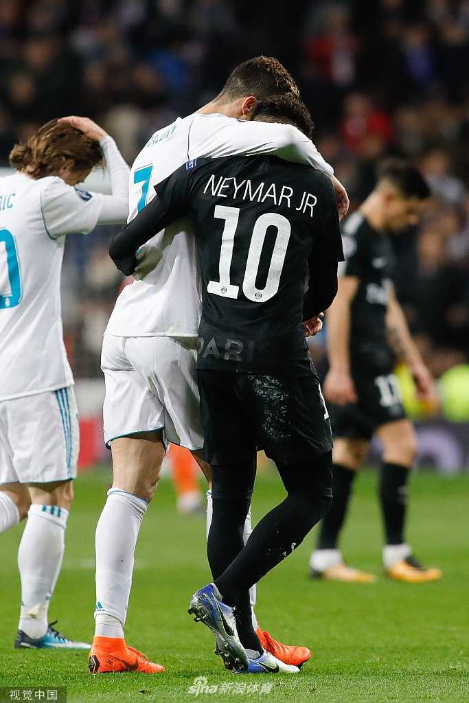 内马尔侧身站立，光影将他的轮廓勾勒得如同雕塑，手臂上的纹身若隐若现，讲述着这位巴西巨星背后的故事与信仰