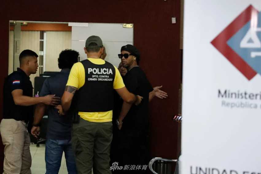 在这张证物照片中，那本导致小罗被捕的假护照被高高举起，护照上的信息清晰可见，仿佛在无声地控诉着这位昔日巨星的落魄与无奈。