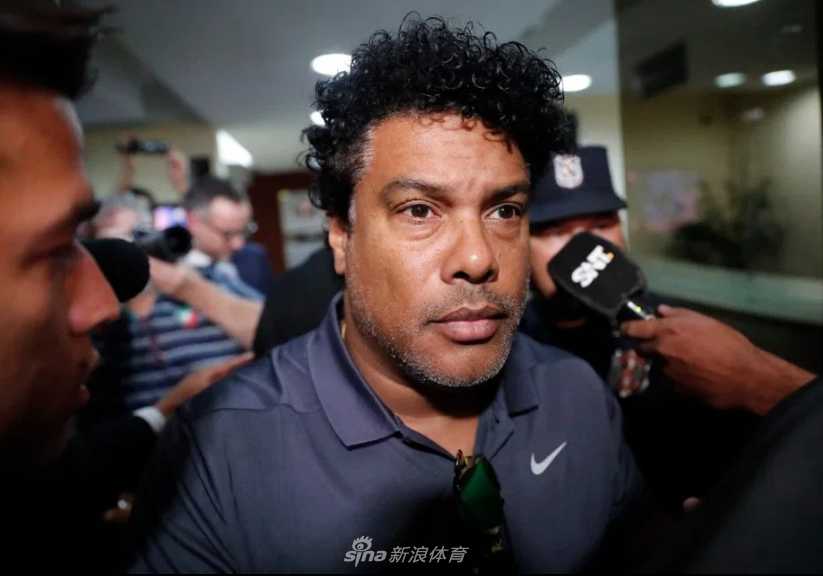 在酒店被监视居住的日子里，小罗仿佛一只被囚禁的精灵，只能透过酒店的窗户向外张望，外面的世界近在咫尺，却又遥不可及。