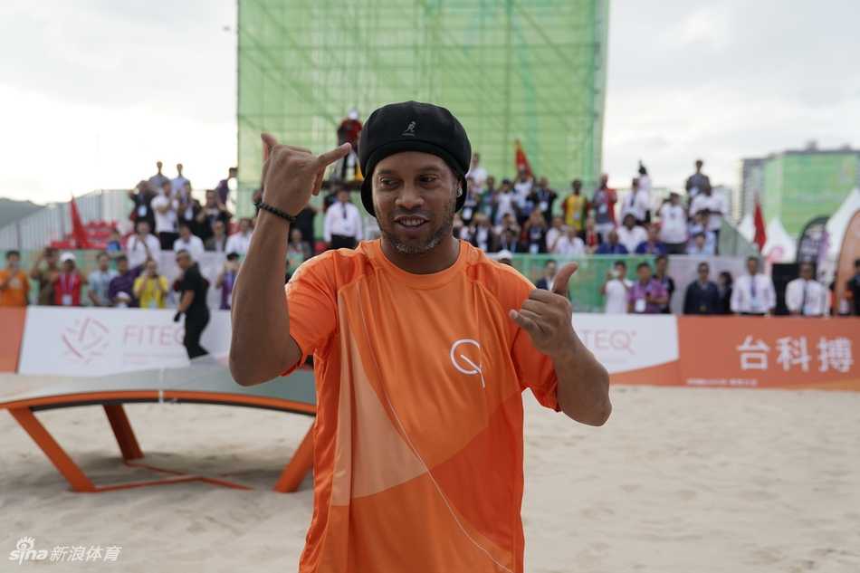 眼神锁定飞翔的台科搏专用球，小罗在新闻发布会上现场展示细腻脚法，弯曲的桌面让每一次触球都充满了未知与惊喜。