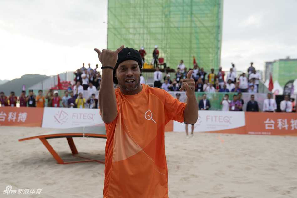 绿茵精灵重拾魔法，罗纳尔迪尼奥在三亚的台科博球桌前露出标志性的灿烂笑容，仿佛在弧形桌面上找到了新的足球乐园。