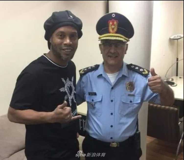 警方展示的这本假护照内页，除了国籍一栏写着“巴拉圭”，其他信息均为小罗本人真实资料，这拙劣的造假手法令人啼笑皆非。