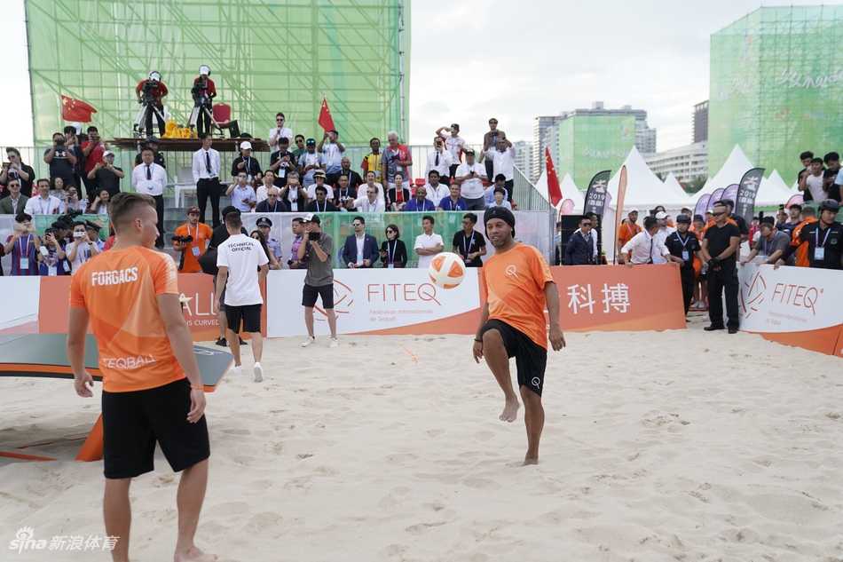 面对镜头开怀大笑，小罗竖起大拇指为台科搏点赞，他身后的背景板预示着这项运动即将在亚沙会舞台上大放异彩。