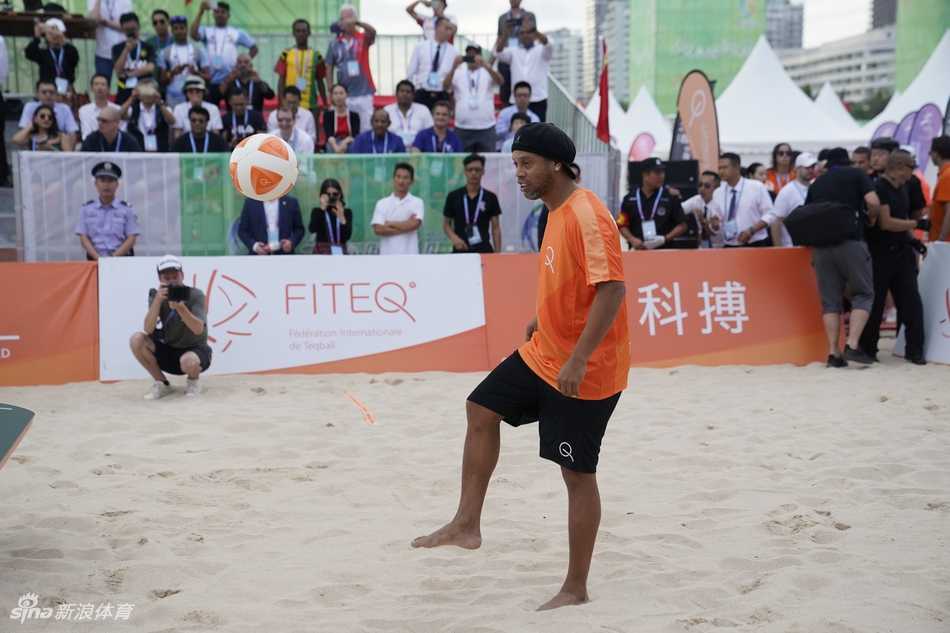 小罗与身穿巴西国家队球衣的年轻台科搏爱好者同台竞技，脚尖轻挑，笑容满面，艺术的足球基因在这一刻完成了传承。