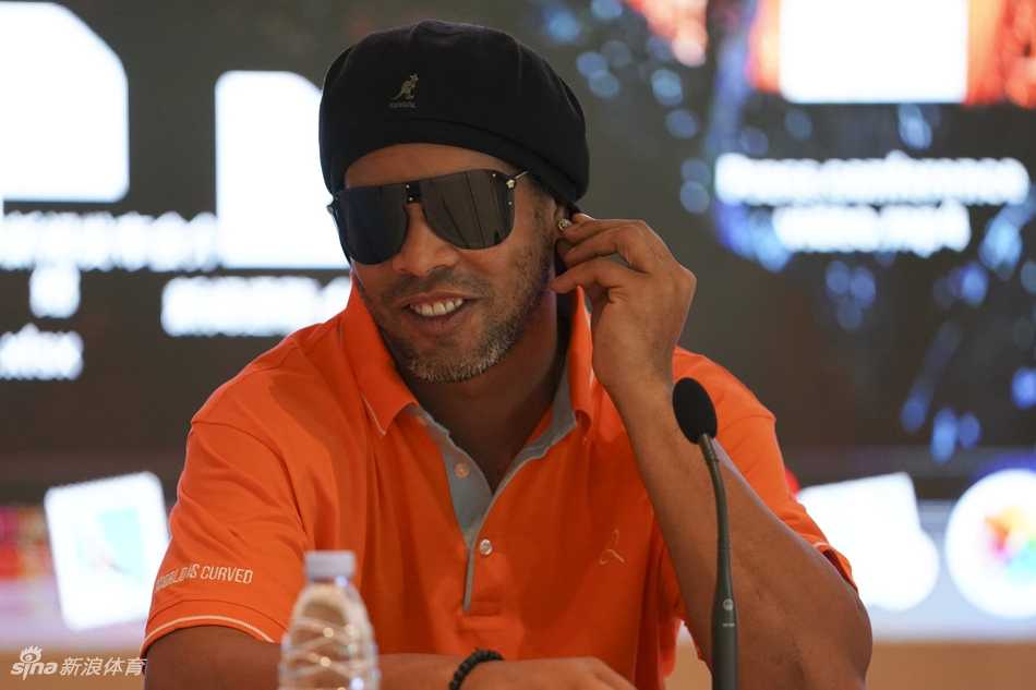 小罗与一众台科搏运动员及嘉宾在背景板前合影留念，每个人的脸上都洋溢着对这项新兴运动未来的憧憬与期待。