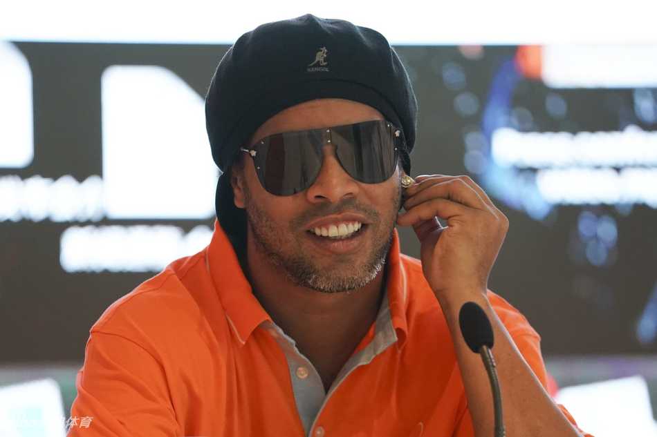 新闻发布会后，小罗与热情的三亚球迷近距离互动，亲切合影，为这座即将举办亚沙会的城市留下了难忘的足球记忆。