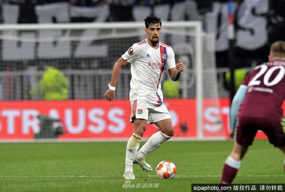 帕奎塔在进球后张开双臂激情庆祝，身后是欢呼的里昂队队友