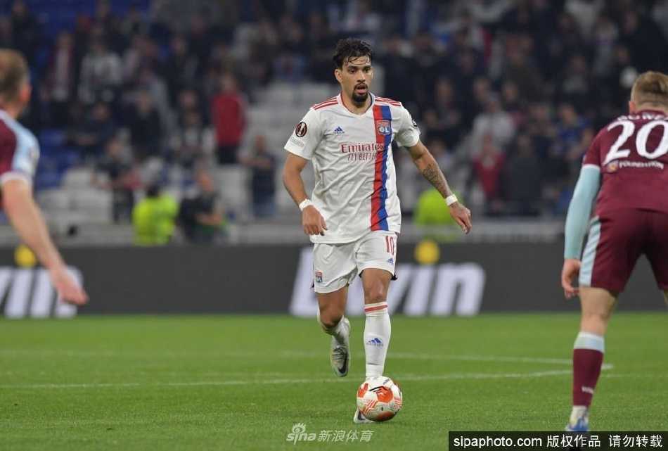 帕奎塔在里昂比赛中轻盈盘带突破，对方防守球员紧追不舍