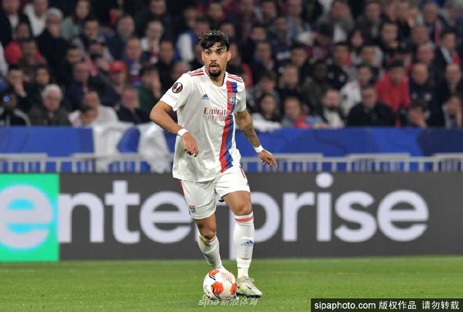 帕奎塔手持法甲最佳外籍球员奖杯，面对镜头展露标志性灿烂笑容