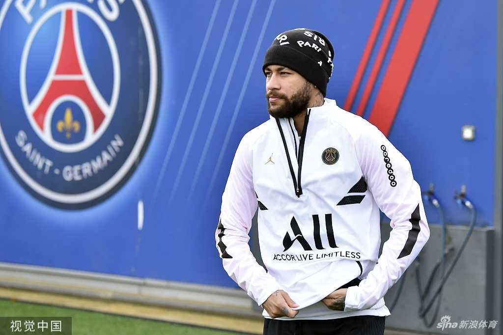 内马尔在续约合同上郑重落笔，嘴角挂着标志性的微笑，仿佛在书写自己职业生涯在巴黎的新篇章。