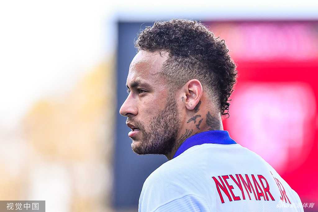 巴黎的夕阳下，内马尔独自坐在王子公园球场的看台上，目光深邃，仿佛在与这座他决定长期驻留的球场进行一场无声的对话。