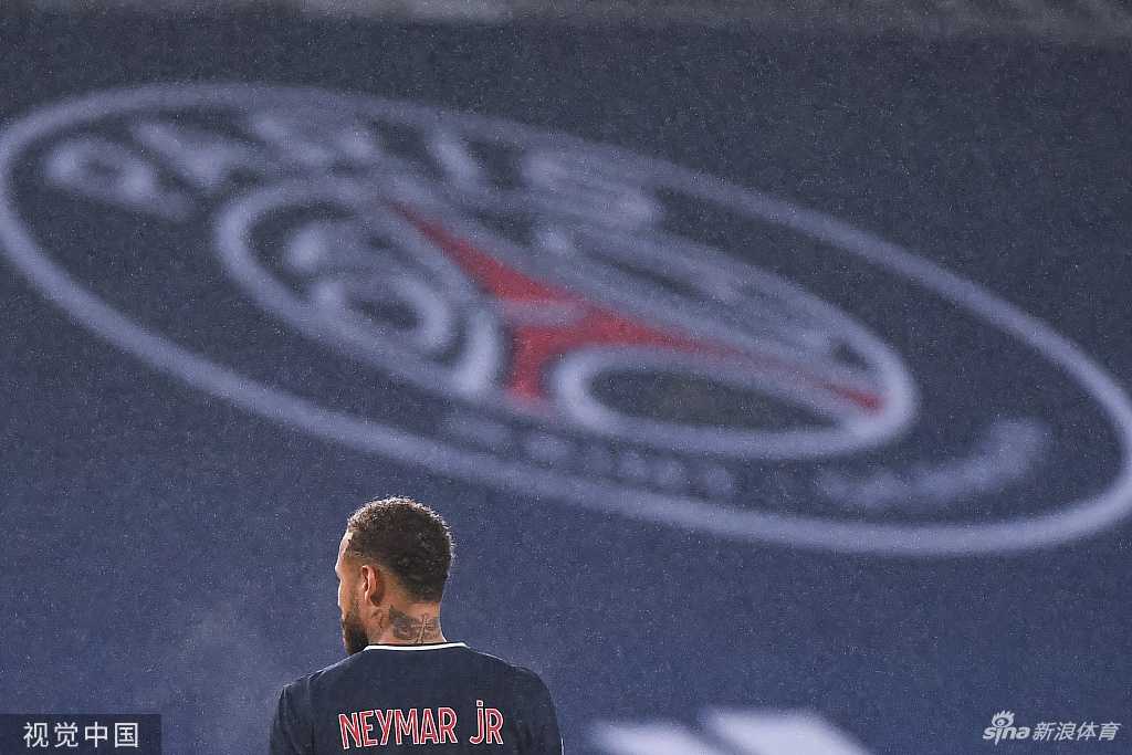 训练场上，内马尔与姆巴佩有说有笑地并肩慢跑，阳光洒在两人身上，映照出巴黎进攻双星之间的默契与友谊。