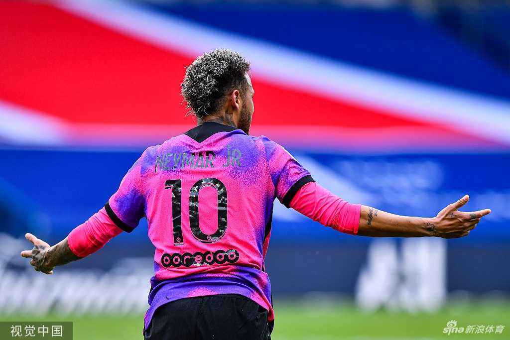 比赛中，内马尔在中场轻盈地摆脱防守，他的桑巴舞步让整个王子公园球场的空气都为之沸腾。