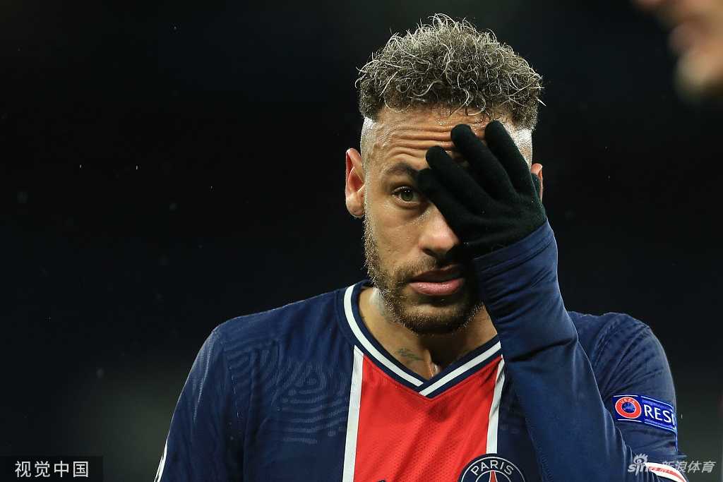 在摄像机镜头的包围下，内马尔依然从容不迫，他调皮地比出胜利手势，骨子里那份属于巴西人的快乐基因从未改变。