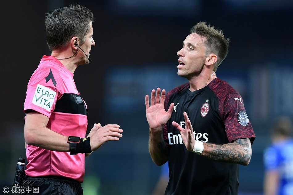 米兰中场比格利亚摊开双手，神色激动地与主裁判进行交涉，对一次关键判罚提出抗议