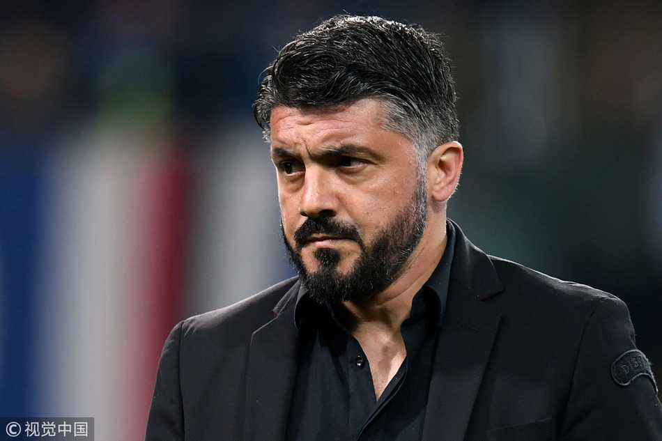 场边AC米兰主帅加图索眉头紧锁，眼神中透露出对场上局势的深深忧虑