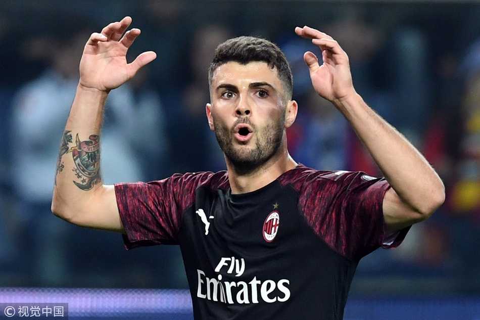 后卫穆萨基奥低头叉腰，脸上写满失落，对球队丢球感到自责