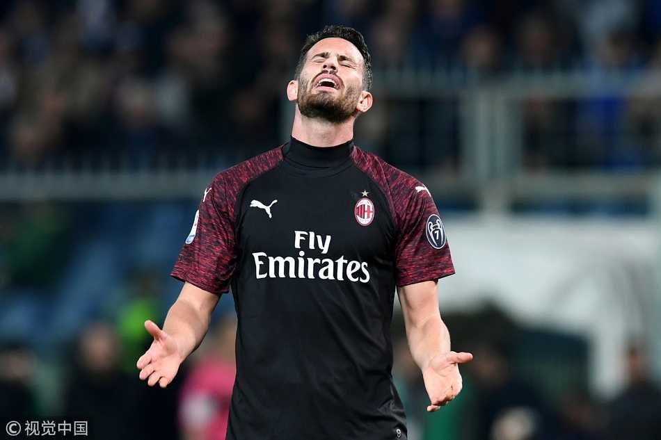 库特罗内掩面弯腰，错失进球机会后沮丧不已，队友上前安慰