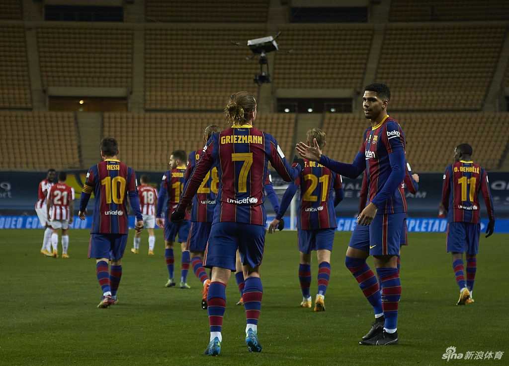 梅西在比赛最后时刻因情绪失控击打对手被红牌罚下，他低头离场的背影显得无比落寞，为巴萨这个失意的夜晚再添悲情色彩。