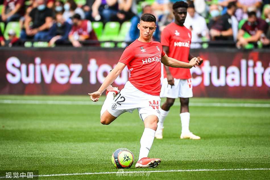 兰斯前锋穆内西高高跃起头球攻门瞬间，他的额头重重砸在皮球上，身后是梅斯防守球员绝望伸出的手臂和模糊的看台灯光