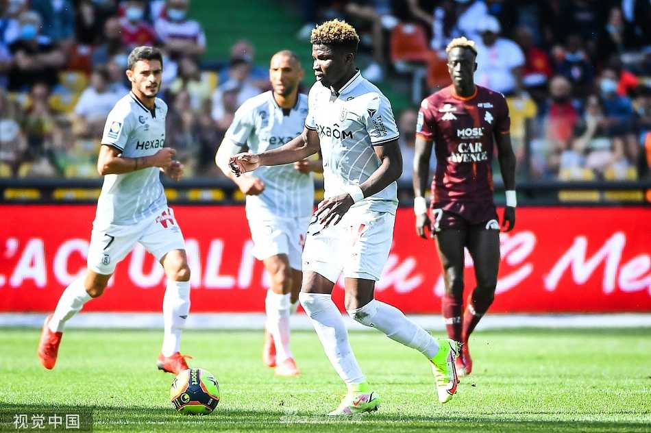 比赛最后时刻，梅斯门将奥基贾飞身单掌将兰斯队的劲射托出横梁，他的身体在空中完全舒展，表情狰狞而专注