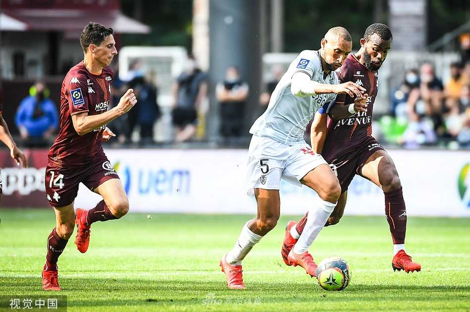 兰斯中场球员凯巴尔在禁区弧顶起脚远射，皮球稍稍高出横梁的瞬间，他双手抱头，脸上写满了难以置信的遗憾