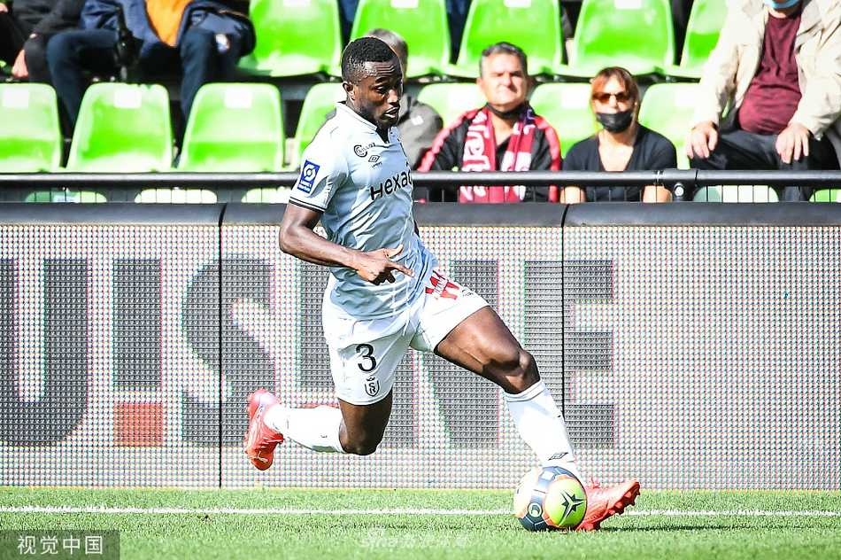 中场拼抢中，梅斯球员与兰斯球员双脚交错，身体激烈对抗，皮球在两人脚下被争夺得几乎变形，场边溅起一片水花