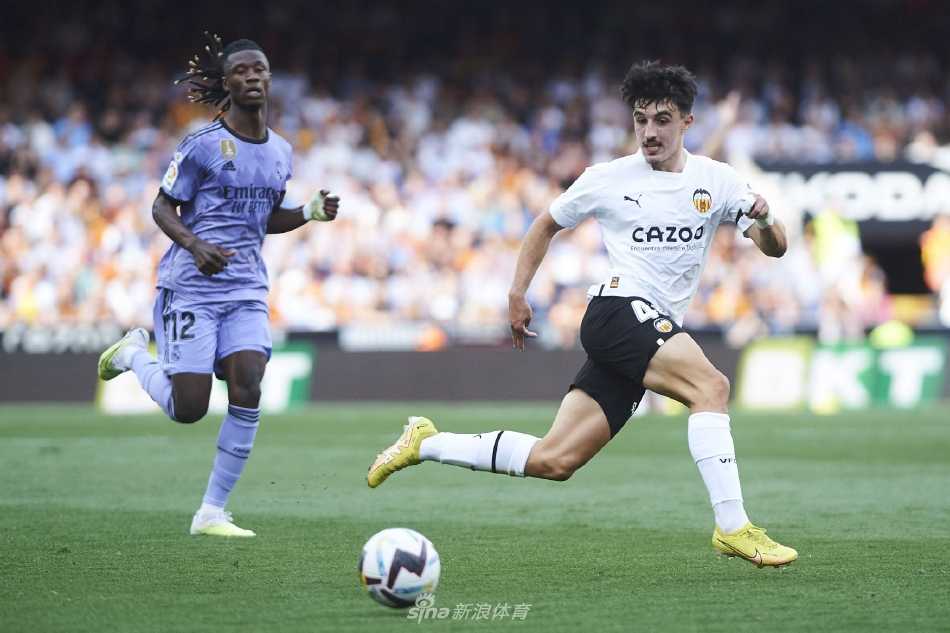 巴伦西亚门将马马尔达什维利飞身跃起，单手将皇家马德里球员一记势在必得的头球攻门托出横梁，动作舒展如鹰，拯救了球队。