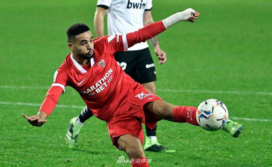 塞维利亚球员苏索在进球后张开双臂激情奔跑，他的队友们从后方疯狂追赶，客队球迷看台瞬间沦为沸腾的红色海洋，这一刻的狂喜与主队球员的落寞形成鲜明对比。