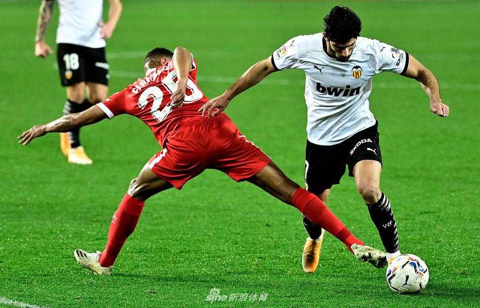 瓦伦西亚门将多梅内克眼神中写满无奈，他奋力扑出皮球后瘫坐在草皮上，身旁是塞维利亚球员高高跃起争顶头球的瞬间，定格了蝙蝠军团在比赛中的挣扎与不屈。