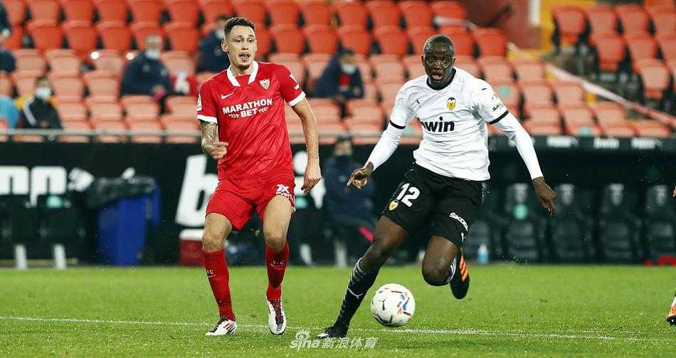 瓦伦西亚球员格德斯带球突破，脚下生风，试图撕开塞维利亚的防线，但他的前方总有身穿红色球衣的对手严阵以待，这场矛与盾的较量贯穿了整场比赛。